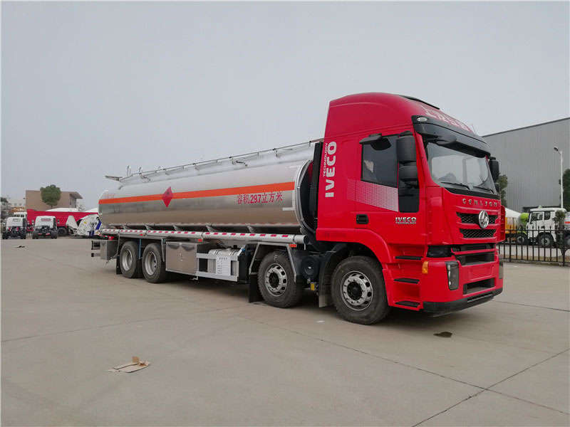 上汽紅巖29.7方前四后八鋁合金運(yùn)油車，20噸運(yùn)油車